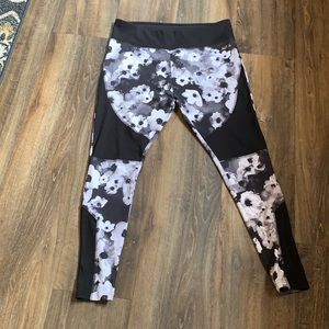 Black and white flower leggings